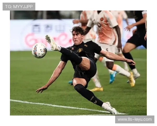 罗马球员曼奇尼比赛中受伤，接受治疗