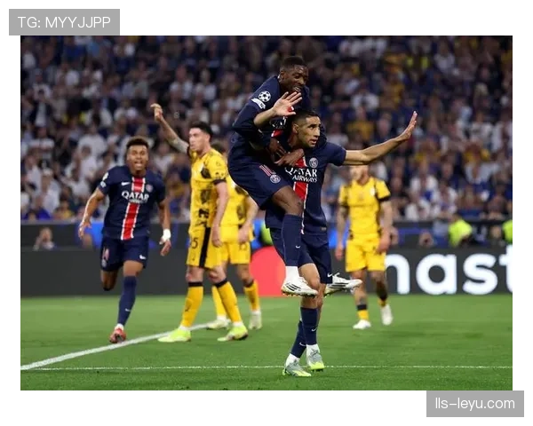 登贝莱射门击中横梁，巴黎错失扳平机会